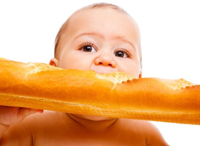 離乳食：バゲットをかじる赤ちゃん