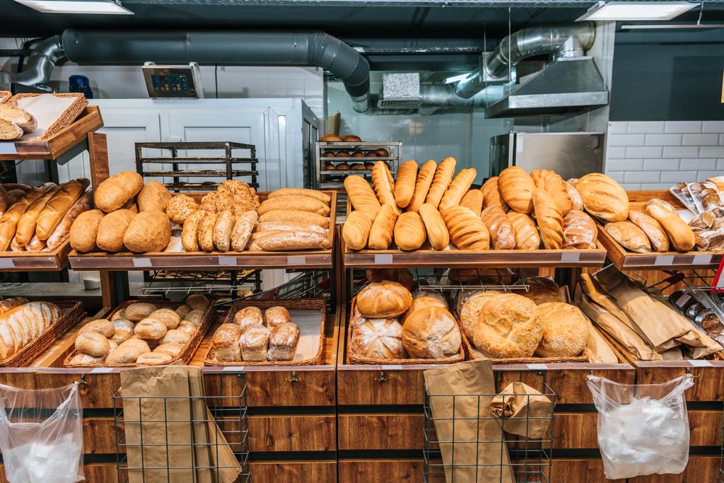 「あ」；パン屋さんの店頭に並ぶパン