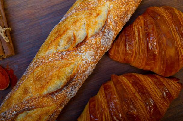 French fresh croissants and artisan baguette traditionパン種使用