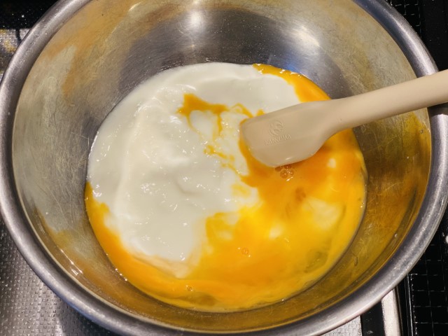 ヨーグルトと全卵を混ぜる