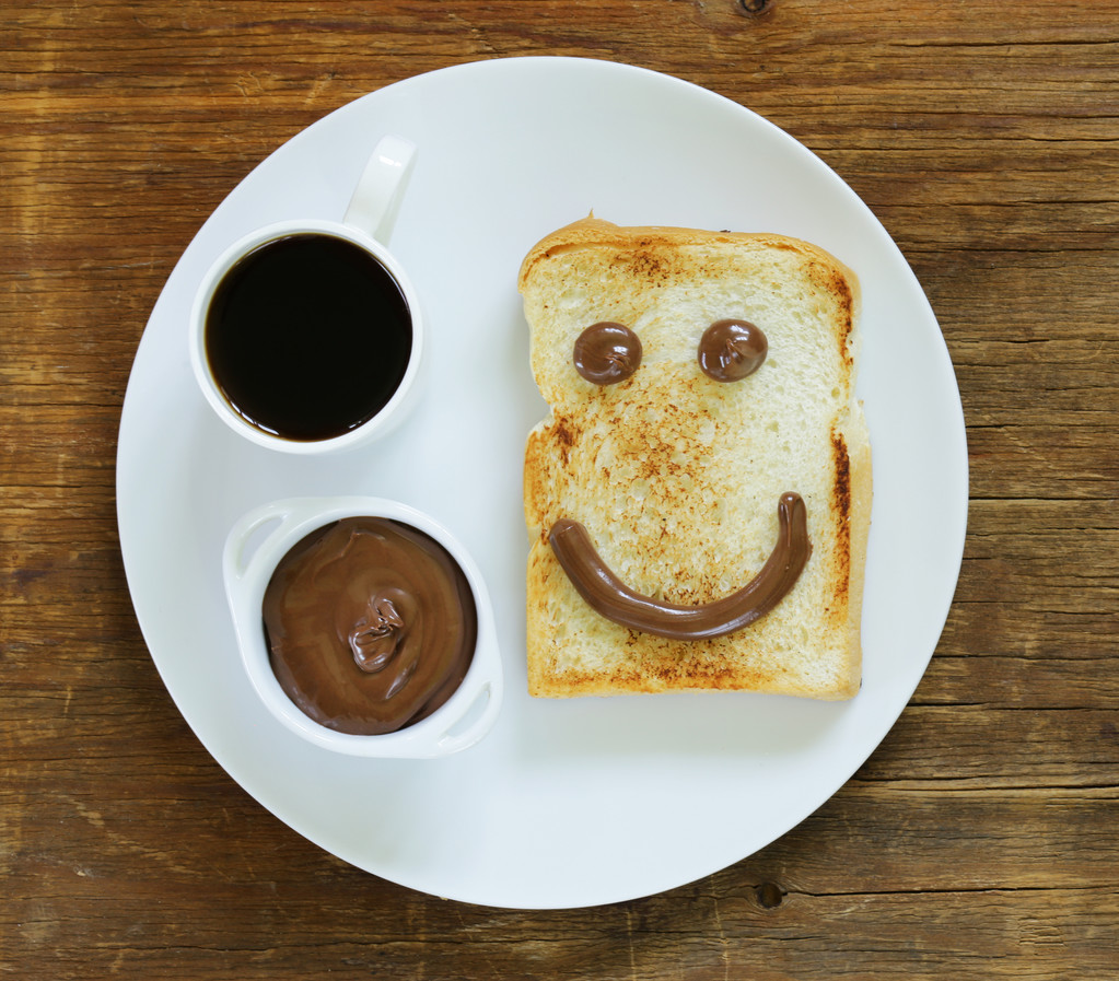 「あ」；パンの笑顔を描いたトースト