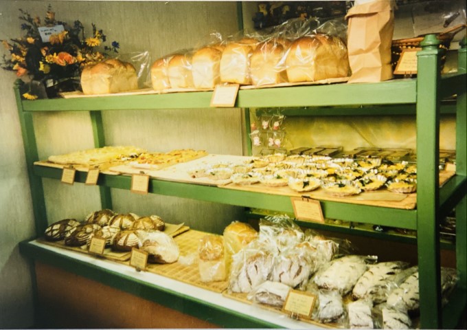 パン屋さんの開業；パン棚コルク貼り