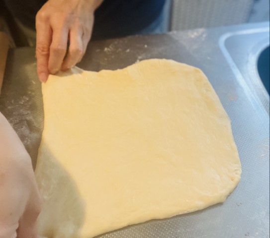 菓子パンレシピ；手でひっぱり四角に整える