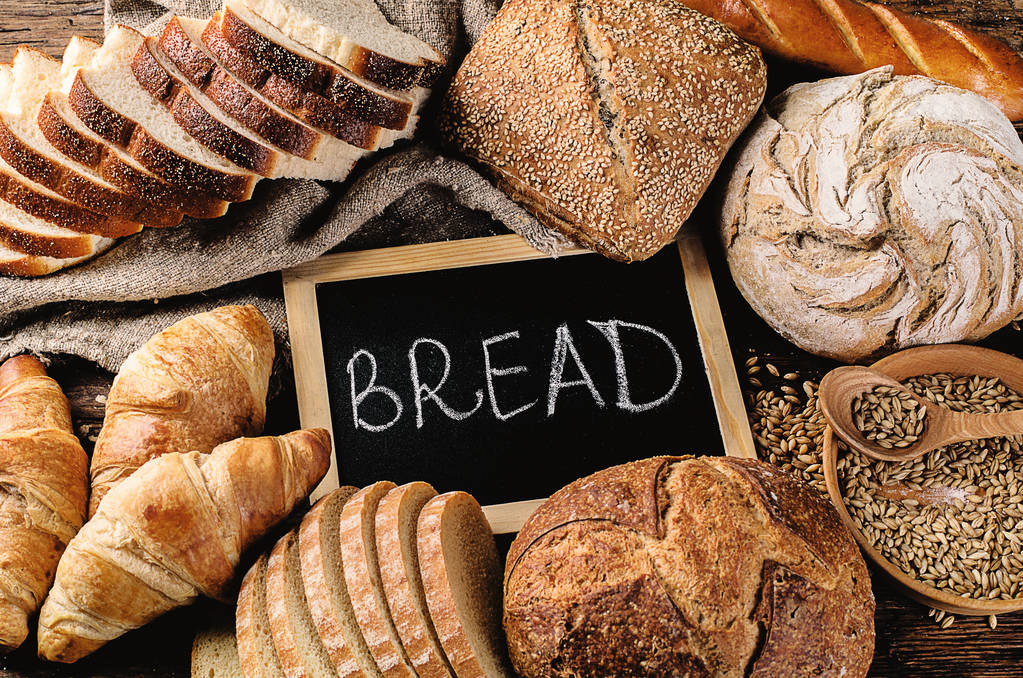 天然酵母；breadの看板とパン