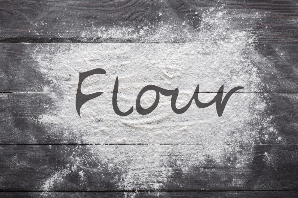 小麦粉の種類と等級；粉で文字を書いている