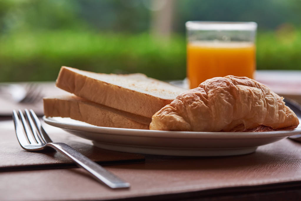食パン；朝食のクロワッサン