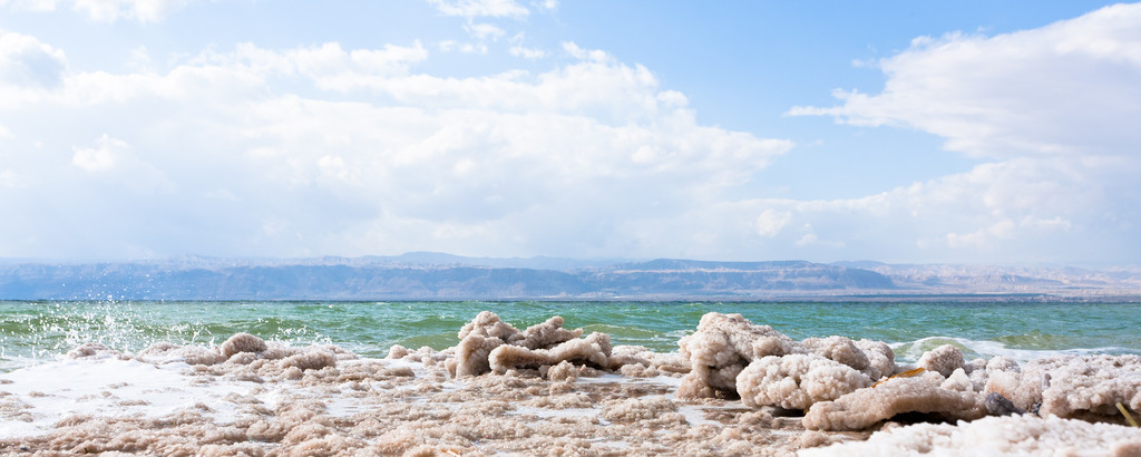 塩と水のはなし；死海のビーチ