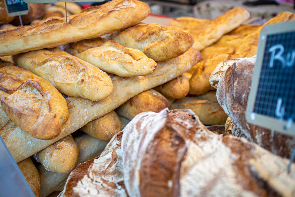 フランスの製パン法：フランスのパン屋さんに並ぶパンたち