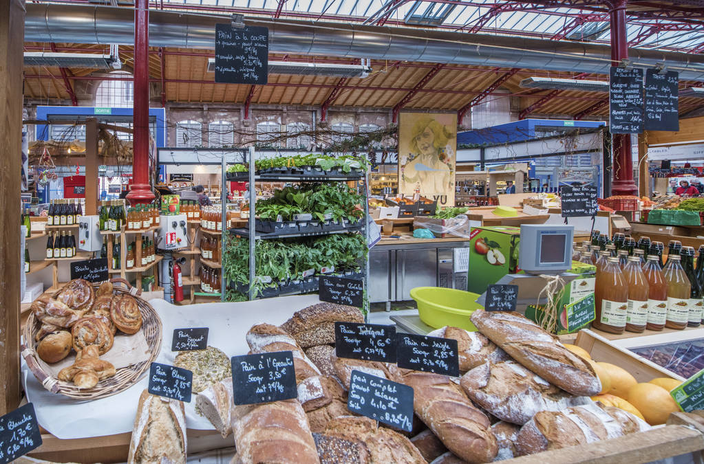 フランスの製パン法：フランスの市場のパン屋さん