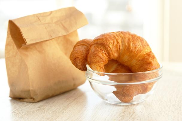 パンの保存：紙袋とクロワッサン