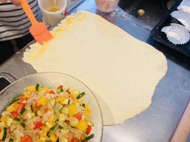 調理パンレシピ：接着部分を指でつぶし、卵液をハケで塗る
