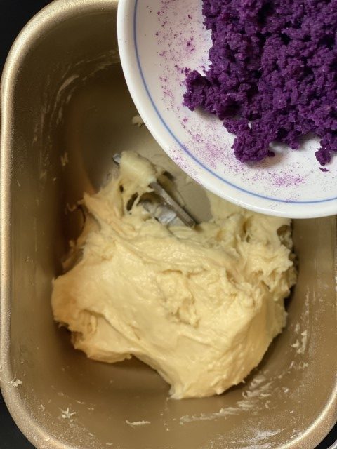 2色ベーグル：紫芋フレーク投入