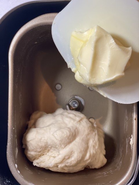 卵不使用バターロール：バター投入