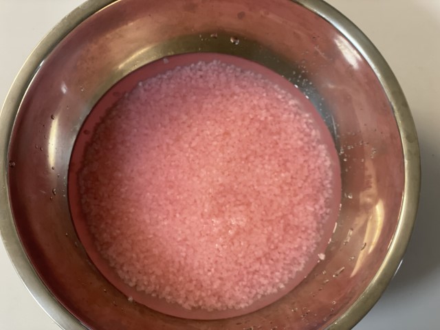 桜餅パン：道明寺粉と同量の水に浸す